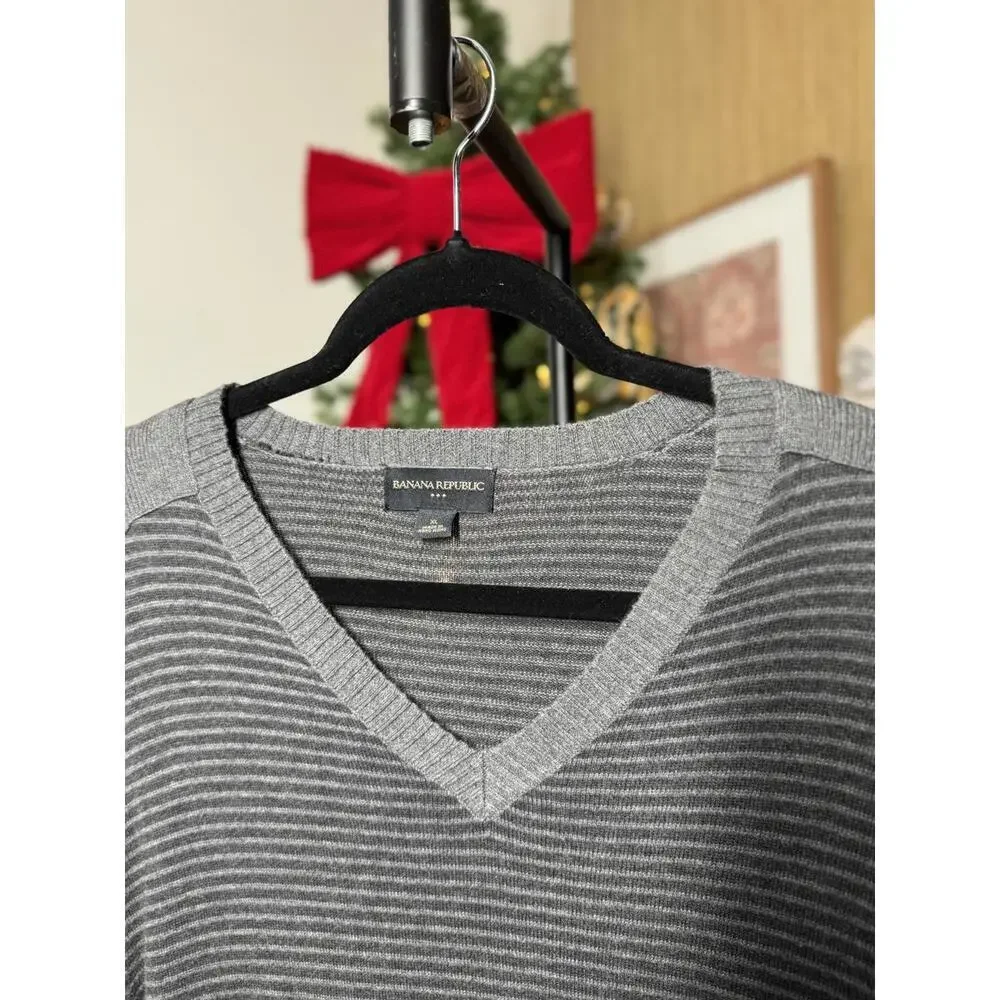 Banana Republic Men's Gray Striped V-Neck Sweater